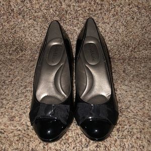 Kelly & Katie black pumps